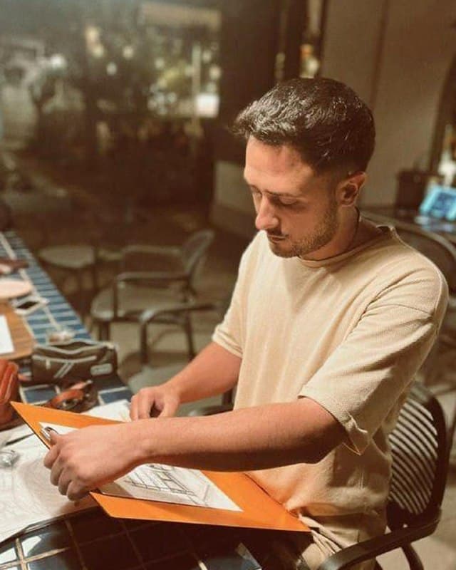 🔸رضا کرمی یکی از جانباختگان ۱۹ دی در کرج است که بر اثر اصابت گلوله جنگی به قلبش جان باخت.

🔸رضا کرمی متولد ۲۹ دی ۱۳۷۱ و ماساژور بود.

🔸او طراح و نقاش بود و یکی از نزدیکانش به رادیوفردا گفت که یک هفته بعد از جان باختن رضا، برای تحویل پیکرش به خانواده گفتند یا باید پول پرداخت کنید و بی سر و صدا دفن کنید یا بگویید که توسط تروریستها کشته شده است. 

🔸خانواده رضا امکان مالی پرداخت پول نداشتند و نیروهای امنیتی او را شهید اعلام کردند. در صدا و سیمای استان البرز هم گزارشی پخش کرده و مدعی شدند که رضا را تروریستها کشتهاند.
🇺🇸 🇨🇿 RadioFarda

🤖 @VahidHeadline