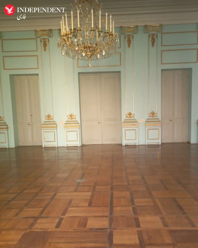 ♦️ در پی انتشار تصاویری از فضای داخلی کاخ نیاوران که اتاق و راهرویی خالی از اشیای گرانقیمت را نشان میداد، خبرگزاری فارس، وابسته به سپاه پاسداران به نقل از مدیر مجموعه نیاوران مدعی شد که این خالی بودن فضای «اتاق آبی» یک مسئله معمول است و با صدور دستور بازگشایی کاخها، چیدمان بقیه فضاهای موزه برای بازگشایی در عید ۱۴۰۵ در حال انجام است.

شهرود امیرانتخابی مدعی شد که چیدمان اتاق پذیرایی اختصاصی کاخ نیز که در تصاویر کاملا خالی دیده میشود، «طی روزهای آینده» انجام خواهد شد.

خبرگزاری فارس، با «اغتشاشات» خواندن انقلاب مردمی ایران، مدعی شد که وزارت میراث فرهنگی، اشیای میراثی و گرانبها را به مخازن منتقل کرده است.
🇸🇦  Indypersian

🤖 @VahidOOnLine