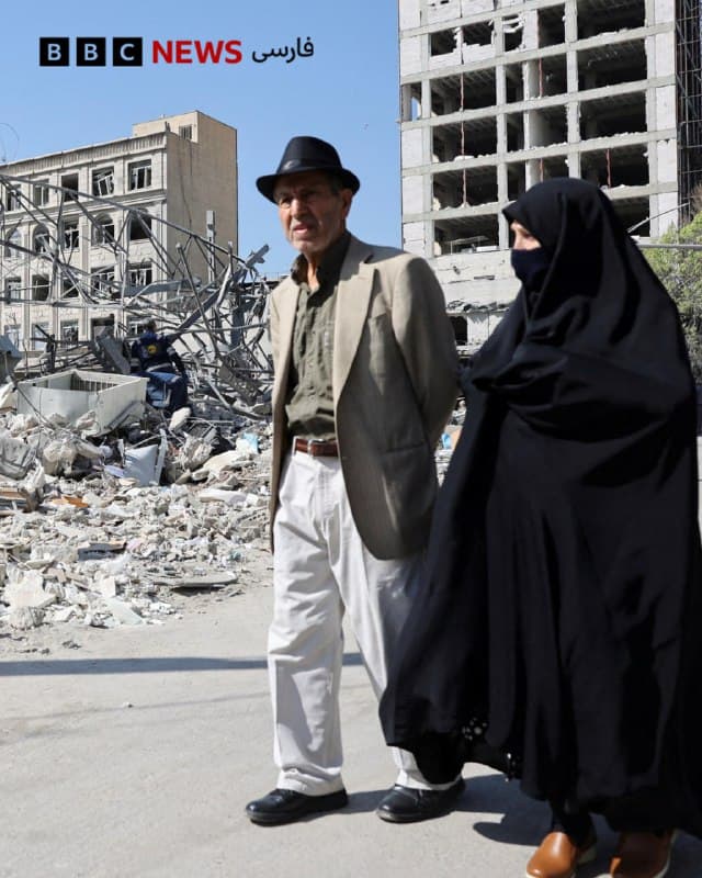 🔻در روز پنجم جنگ عکسهایی از مناطق مختلف تهران مخابره شده که نشاندهنده آثار حملات هوایی، حضور نیروهای امدادی و حضور مردم در سطح شهر است.

📷 EPA / Reuters 
bbc.in
🇬🇧 BBCPersian

🤖 @VahidHeadline