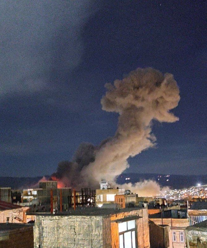 #جوانرود
تصاویر دریافتی با پیام: 'چهار انفجار در جوانرود استان کرمانشاه، بامداد پنجشنبه ۱۴ اسفند، ساعت ۱:۵۵'
Vahid

📡 @VahidOnline