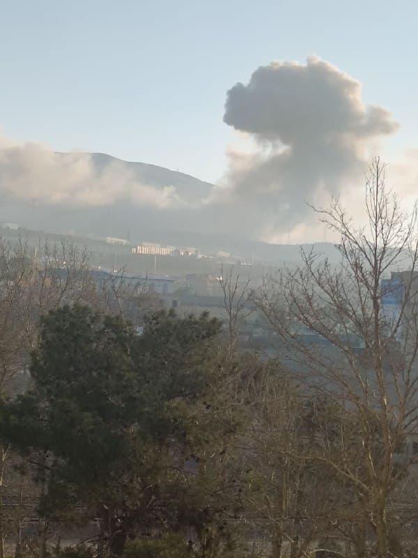 سلام ساعت 7:25 بالای گرمدره تقریبا سمت ایوان یه منطقه  نظامی سمت کوه یه انفجار بود که ساختمان 11 طبقه برای اولین بار تکون خورد.

@mamlekate