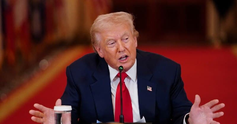 🔻 پاسخ ترامپ به سوالات خبرنگاران درباره احتمال اعزام نیروی زمینی به ایران: قرار نیست به این پاسخ بدهم اما آیا ممکن است رخ دهد؟ بله

دونالد ترامپ، رئیس جمهوری آمریکا عصر شنبه ۱۶ اسفند به سوالات خبرنگاران درباره عملیات نظامی آمریکا و اسرائيل علیه جمهوری اسلامی ایران پاسخ داد.


🔻 بنیامین نتانیاهو: برنامه مشخصی برای تضعیف حکومت ایران داریم

بنیامین نتانیاهو درباره اقدامهای بعدی اسرائیل در ایران گفت: «ما یک برنامه مشخص با گزینههای متعدد برای تضعیف حکومت و ایجاد تغییر داریم. اهداف بسیاری داریم که اکنون درباره آنها توضیح نمیدهم.» او تاکید کرد: «اسرائیل با تمام قدرت به حمله به ایران ادامه خواهد داد.»


🔻 رییس امارات متحده عربی، جمهوری اسلامی را «دشمن» خواند

محمد بن زاید آل نهیان، رییس امارات متحده عربی، در اظهاراتی کمسابقه جمهوری اسلامی را «دشمن» خواند و هشدار داد کشورش «هدف آسانی» نیست. او خطاب به جمهوری اسلامی افزود: «به دشمن میگویم امارات کشوری زیبا و الگویی برای دیگران است، اما پوستش ضخیم و گوشتش تلخ است و خوردنی نیست.»


🔻 هشدار ترامپ به جمهوری اسلامی: یا تسلیم شوید یا اهداف جدید برای حملات بررسی خواهد شد

دونالد ترامپ رئیسجمهوری آمریکا روز شنبه ۷ مارس (۱۶ اسفند) تأکید کرد که جمهوری اسلامی ضربه سختی خواهد خورد و اهدافی که قبلاً برای حمله در نظر گرفته نشده بود، برای حملات مورد بررسی قرار دارند.


🔻 ترامپ: به دنبال توافق با جمهوری اسلامی نیستیم؛ استیو ویتکاف: آنها به داشتن اورانیوم ۶۰درصد غنیشده افتخار میکردند

رئیس جمهوری آمریکا، دونالد ترامپ به خبرنگاران گفت: «ما به دنبال سازش (با جمهوری اسلامی) نیستیم. آنها دوست دارند توافقی انجام شود؛ ما دنبال آن نیستیم.»

@mamlekate