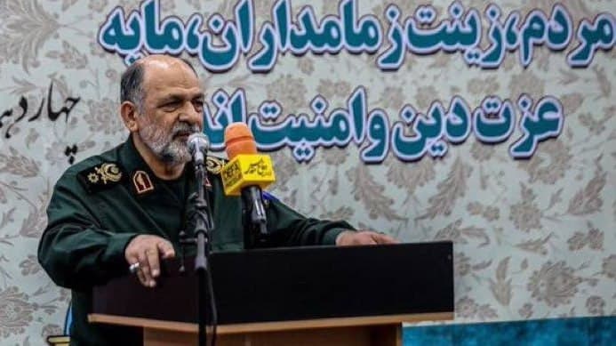 سلام خیلیا نمیدونن ترور مجتمع هارمونی چه کسی بوده، ما اونجا بودیم و مدارک رو دیدیم.

شب گذشته ۵ دقیقه پس از انفجار پالایشگاه جنوب تهران، تروری در ساختمانهای هارمونی واقع در شهرری صورت گرفت که پس از آن نیروهای نظامی به سرعت وارد عمل شدند و سراسیمه به دنبال نابودی مدارک بودند، یکی از مدارکی که اونجا بود مربوط به ابوالقاسم آقابابائیان بود که ابتدا متوجه نشدیم چه سمتی دارد، اما لباسهای پاسدار او روی زمین پرتاب شده بود، حتی لاشه جسد او هم روی زمین بود، امروز اسرائیل اعلام کرد که ابوالقاسم بابائیان رئیس جدید دفتر نظامی بیت رهبری، کشته شده.

@mamlekate