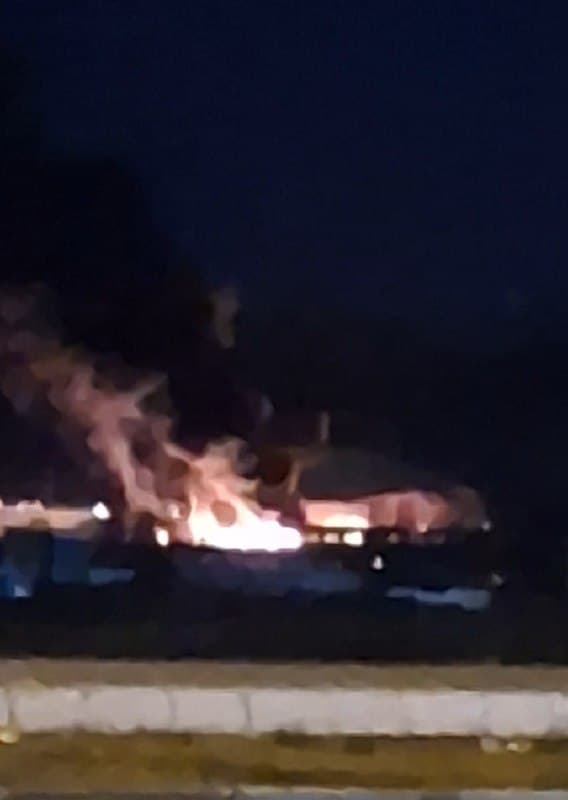 - زنجان ساعت ۲:۱۰ صدای انفجار وحشتناک از زنجان شنیده شد به طوری که انگار آفتاب طلوع کرد کل شهر لرزید. سمت جاده بیجار رو زدن فک کنم +عکس

@mamlekate