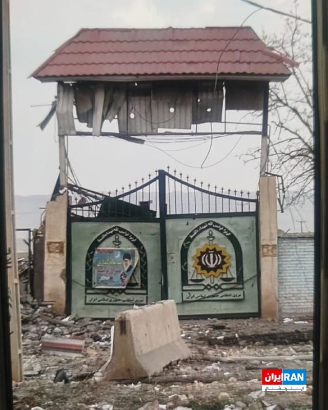 تصویری از ویرانه بهجا مانده از مقر فرماندهی نیروی انتظامی در کوهدشت که یکشنبه ۱۷ اسفند هدف حملات هوایی قرار گرفت.
🏁 🇬🇧 IranintlTV

🤖 @VahidOOnLine