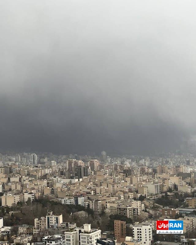 عکسی از تهران پردود که دوشنبه ۱۸ اسفند و در دومین روز پس از انفجار انبارهای نفت ثبت شده است.
🏁 🇬🇧 IranintlTV

🤖 @VahidOOnLine