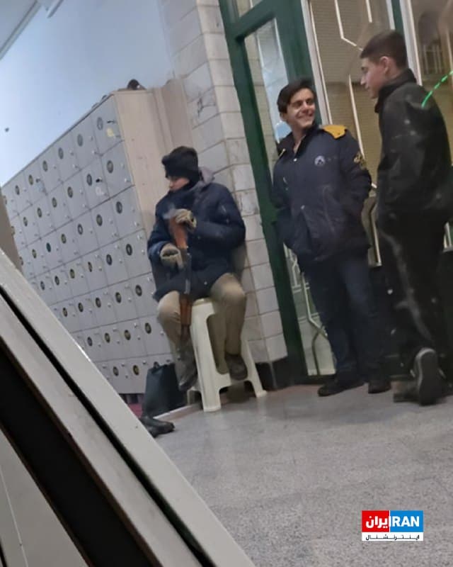 تصویر رسیده به ایراناینترنشنال، نوجوانان مسلح را در مسجد جامع شهرک غرب تهران در شامگاه یکشنبه ۱۷ اسفند نشان میدهد.
🏁 🇬🇧 IranintlTV

🤖 @VahidOOnLine