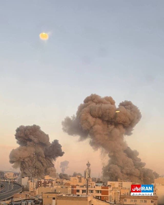 تصویر رسیده در دوشنبه ۱۸ اسفند، انفجارهای پی در پی را در تهران نشان میدهد.
🏁 🇬🇧 IranintlTV

🤖 @VahidOOnLine