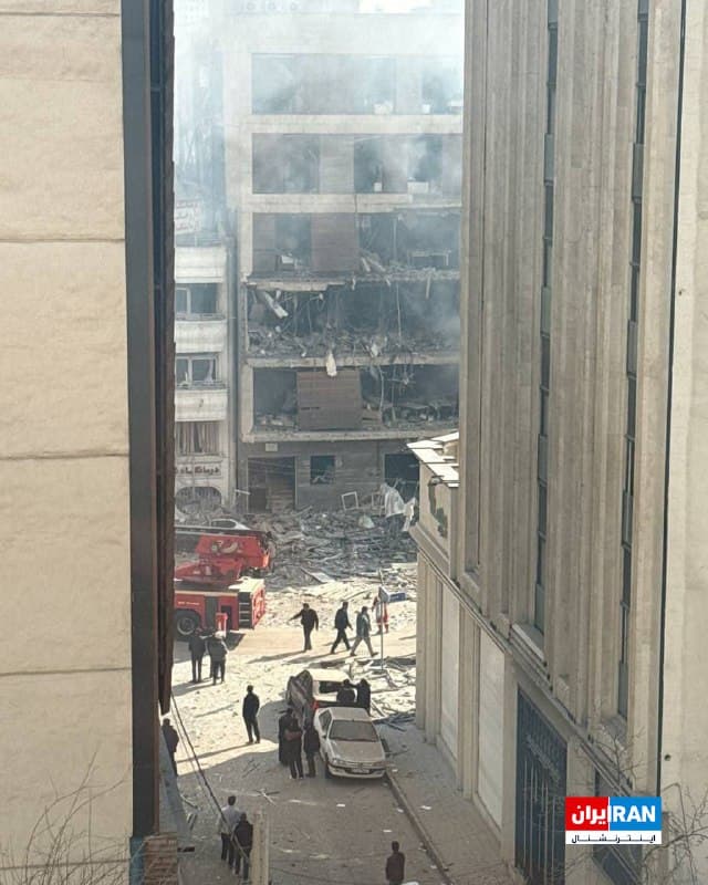 تصویر رسیده، انهدام دفتر مرکزی شرکت سحابپرداز امروز را در دوشنبه ۱۸ اسفند نشان میدهد.
سحابپرداز از عاملان اصلی فیلترینگ اینترنت در ایران است.
🏁 🇬🇧 IranintlTV

🤖 @VahidOOnLine