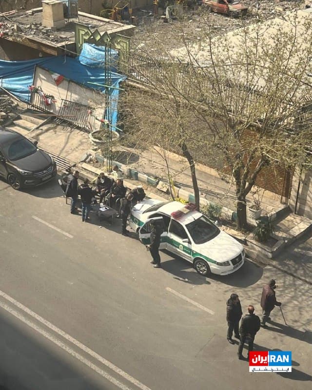 تصاویر رسیده به ایراناینترنشنال نشان میدهد با تخریب کلانتری ۱۳۳ شهر زیبا در تهران پس از حمله، ماموران انتظامی میز و صندلی را بیرون مقر تخریبشده خود گذاشته و «کلانتری سیار» درست کردهاند.
🏁 🇬🇧 IranintlTV

🤖 @VahidOOnLine