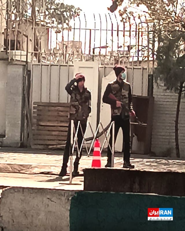 تصویر ارسالشده به ایراناینترنشنال در چهارشنبه ۲۰ اسفند، حضور کودکی را با لباس نظامی در ایست و بازرسی بسیج منطقه ستارخان تهران نشان میدهد.
🏁 🇬🇧 IranintlTV

🤖 @VahidOOnLine