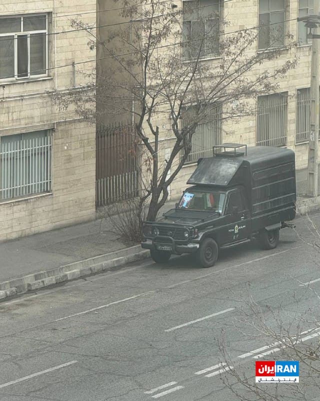 یک خودروی سرکوب بدون سرنشین، صبح ۲۱ اسفند در کوچهای مسکونی در ده ونک پارک شده است
🏁 🇬🇧 IranintlTV

🤖 @VahidOOnLine