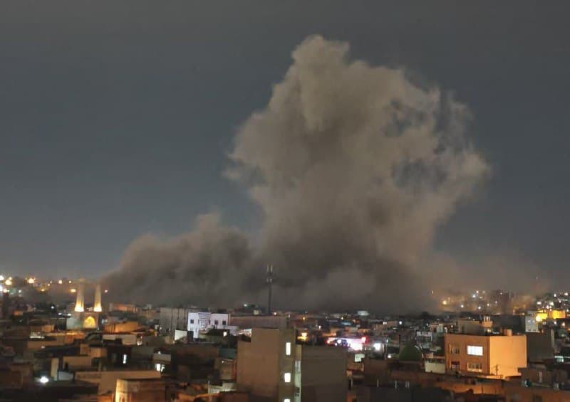 - قم، شنبه ۲۳ اسفند ساعت ۱:۱۲ بامداد، چهار راه عمار یاسر نزدیک حرم رو زد.
«جای دقیقی که توی قم زده مسجد جامع قم بود، از نزدیک محل حادثه رو دیدم»

@mamlekate پست در ایکس