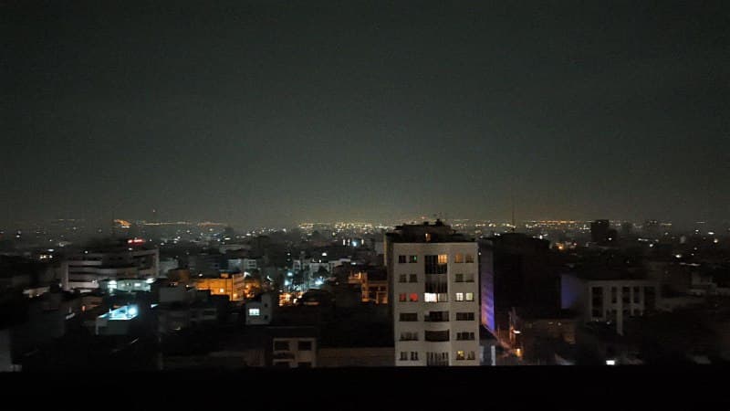 آپدیت:عکس دریافتی از سمت جنوب تهران که هیچ دودی دیده نمیشه. از روی این نکته و لرزشهای حس شده در دوردست و... بعضیها فکر میکنند که از بمبهای سنگرشکن استفاده شده.

ادامه پیامها:
وحید  باز ۲:۴۲ صدای۲ انفجار  شدید  یافت ایاد جنوبی ایست بازرسی شاداباد زدن با باغ ملی

ساعت ۲:۴۴ دوباره دو انفجار دیگه جنوب تهران

درود وحید جان ۶ انفجار شنیده شد صداش خیلی بد بود ما گیشا هستیم
رفتم پشت بوم دود و آتیشی معلوم نیست [نرید لطفا نرید]
ساعت ۲:۲۰

سلام سمت ميدان بهارستان ٥ تا صداي انفجار از دور سمت جنوب تهران با لرزش زياد شنيديم يكشنبه ٢٤ اسفند

وحید میگن کلانتری عبدل آبادو هم زدن
کلانتری نعمت آباد هم نزده بودن از اول جنگ پریشب زدن، اینم میگن الان زدن همون بیست دقیقه پیش


یه لرزش شدید از خیلی دور ما شهرک غرب حس کردیم 2:45

ساعت ۰۲:۲۵ دقیقه
بین شهر ری و نازی آباد صدای به شدت قوی شبیه رعد و برق و انتهاش انفجار حداقل ۷ بار لرزش شدید ساختمون و شیشه ها.

لامرد فارس  خیلی صدای جنگنده میاد
سرکوه شانول که چاه نفته و پدافند هستش سه تا شعله بزرگ روشنه [پیام دیگری از اون سمتها ندارم.]

وحید جان اینجا اصفهان مدام صدای جنگنده میاد ساعت ۲:۵۰ سمت جنوب

سلام وحيد ساعت ٢:٢٥ پاكدشت چهارتا صداي مهيب اما با عمق زياد و فاضله دور شنيديم كه شيشه ها لرزيد. پدافند هم ٥ دقيقه بعد از انفجار ها صداش اومد

ساعت ۲۱:۱۵ شنبه، ۲۳ اسفند روبری فرودگاه سنندج یک مجتمع -به اصطلاح- فرهنگی متعلق به سپاه مورد حمله قرار گرفت. صدای یک انفجار فقط شنیده شد.

وحید ما شهرک ولیعصریم ساعت ۲:۲۵ از سمت شهر ری صدای ۷ تا انفجار خیلی شدید اومد طوری که چهارستون خونه لرزید و شیشه ها کم مونده بود بریزه رفتم پشت بوم هیچ نور و دودی نبود و صدای جنگنده هم نمیاد

سلام وحید سمت ولیعصر تبریز ساعت ۲:۵۸ بامداد یکشنبه ۲۴ اسفند
شدیدا صدای جنگنده میاد ۱۰ دقیقهست یک جوری هم پرواز میکنن انگار صداش توی خونمونه



فرستنده تصور میکنه محل انفجارها "جایی بین شهر ری و نازیآباد سمت باغ قوام و اینا میشه چسبیده به ته سیزده ابان

ساعت 2.57 دقیقه یه صدای انفجار شدید تو تبریز پنجره لرزید صدای جنگنده ها هم در مرکز شهر کاملا شنیده میشه


ساعت ۲:۲۰ یکشنبه ۲۴ اسفند، کیش، ۴تا صدای انفجار اومد. ۳تاش دور بود. یکی نزدیک بود. ما سمت مرجان هستیم. شیشه ها لرزید. آخری خیلی شدیدتر

چرا هیشکی از ورامین نمیگه، امروز حدود ساعت شیشو نیم هفت چندین بار صداهای عجیب اومد یکیش که انفجار بود از روی پشت بوم دیدم انفجارو یه مقدار دور بود 
سه تا موقعیت مکانی مختلف هم دود سیاه بلند شده بود که تمام شهرو دود گرفته بود...اما هیچکی هیچی نمیگه از ورامین

صدای جنگنده با ارتفاع پایین فردیس کرج
ساعت ۰۳:۰۸


وحیدجان همین الان از دیشب ساعت ۲۳ تا ۲:۳۰ بامداد یکشنبه، ۳ تا انفجار خیلی شدید حوالی منطقه ۴ دریایی نایبند شنیدیم. دود نداشت ولی مایی که حدودا ۲۰ کیلومتر ازش دوریم به شدت پنجره هامون لرزید

📡 @VahidOnline