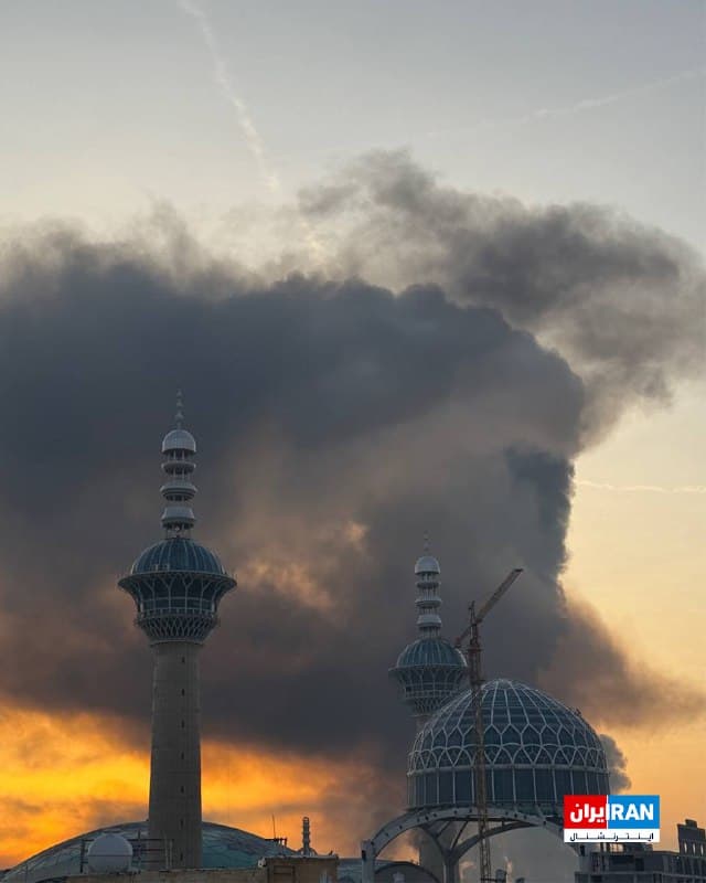 تصویر رسیده به ایراناینترنشنال در یکشنبه ۲۴ اسفند، دود ناشی از انفجار را در شهر اصفهان نشان میدهد.
🏁 🇬🇧 IranintlTV

🤖 @VahidOOnLine
