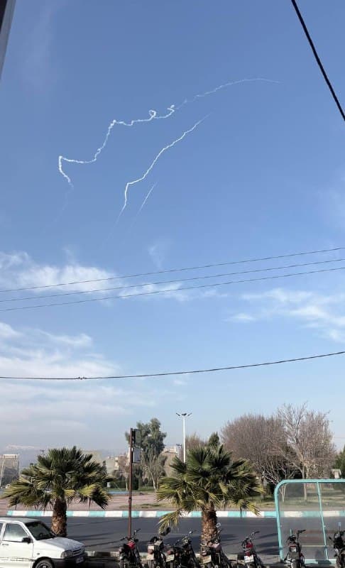 یزد یکشنبه ۲۴ اسفند
- ساعت ۷:۴۰ دقیقه ۳ تا موشک همزمان شلیک شد.

- درود. تقریبا ساعت یه ربع به هشت از محدوده مسکونی در حوالی شهرک مهرآوران یزد یه موشک شلیک کردن. خونه داشت تکون میخورد.
خواب بودم و با صداش بیدار شدم.

- امروز یکشنبه ۷:۴۰ دقیقه، ۲۴ اسفند دوباره از یزد موشک شلیک کردند.
تا زمانی که فرماندهی و همه مراکز یزد سالم باشند این داستان هر روز تکرار میشه🙃

- تقریبا هر روز از محدوده شهر موشکی پشت پارک کوهستان یزد موشک شلیک میشه. چند ساعت بعدش اسرائیل میاد میزنه.
انگار استراتژی جدیدشون اینه که لانچرا و موشکهاشون رو جاهای مختلف یزد پخش کردن. یه هفته پیش دوتا لانچر گذاشته بودن داخل پارکینگ پایانه بار یزد، که شناسایی و منهدم شد.

- الو، مملکته
از یزد هر روز چندتا موشک شلیک میشه
از سمت پارک کوهستان
از سمت خلدبرین و پشتش.
لانچرهای متحرک دارن و میچرخن دور شهر.

@mamlekate