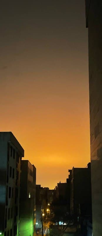 ۲:۵۰ نارمک بیرون نارنجی روشن شد یه جا رو زدن صدای زیادی نداشت ولی عمق داره یه گرومپ عمیقه به جای صداهای زیاد مه خونه رو میلرزونه


لطفا در مصرف اینتر صرفهجویی کنید و همه چیز رو در یک سطر جمع کنید:
مهرشهر کرج 
۸ انفجار 
۲:۴۶ شروع شد
۲۵ اسفند


از شدت صدا از خواب پریدم
تا اینجا ۵ تا صدای انفجار شدید غرب تهران
به نظرم نزدیکه
شد ۷ تا

پردیس شدید صدای چند انفجار مهیب شنیده شد
حدودا ساعت ۲ و ۵۰

 سیندخت شمالی تهران ساعت۲:۵۰ دقیقه روز دوشنبه یجوری زد که خونه ما لرزید فکر کنم گیشا یا مرزداران بود ۴ بار صدای برخورد بمب بود


لطفا برخلاف پیامهای زیر کلمات به ویژه ارقام ساعت رو به تنهایی در سطر جداگانه ننویسید:
۲:۵۶
سه تا صدای بلند دیگه
خونه میلرزه

سلام وحید سه تا ۵ بود
۲:۵۲

۰۲:۵۰ 
صدای پهباد و صداهای بلند در یوسف اباد تهران


2:۵۵ تهران
جنوب غرب
مهرابادم
بشدت داره میکوبه
صدای هواپیما هم بالا سرمون داره دور دور میکنه

دوشنبه ۲۵ اسفند ساعت ۲:۵۷ بامداد
صدای سه انفجار در بریانک شنیده شد، طوری که خونه لرزید.
جنگنده هنوز داره این اطراف میچرخه.
صدای یک تیراندازی هم شنیده شد.
دوباره صدای انفجار بسیار مهیب در بریانک.
ساعت ۲:۵۸ بامداد دوشنبه ۲۵ اسفند
بعد از این همه انفجار پدافند فعال شد.
ساعت ۳ بامداد، صدایی شبیه شنیده شدن برخورد پهباد یا موشک با پدافند


دو شنبه بامداد ۲۵ اسفند ۲:۴۵ تا ۲:۵۵ حدود ۲۰ انفجار تهران شنیده شد

اسمون جنوب تهران تقریبا مثل روز روشن شد 
شدت انفجار ها بي سابقه است نمیدونم چه بمبی هست 
لرزش های وحشتناک و طولانی ایجاد میکنه

صداها وحشتناكه از دل زمين و از اسمون میاد انگار
لرزش سنگین و طولانی داره دل زمین رو میلرزونه انگار اونم طولانی مدت

ساعت ۲:۵۰ دقیقه بامداد 
سمت شرق میتونم بگم نزدیک ۱۰ تا انفجار شدید داشتیم و هنوز ادامه دار
خونه و شیشه کامل لرزید و خانواده رو همه رو از خواب بیدار کرد.

سمت شرق تهران صدای انفجار شدید شنیده شده از پردیس هم شنیدن صداشو حدودا ۵ دقیقه پیش

هنوز سعادت آباد صدای انفجار های مهیب میاد از ۲:۵۰ تا ۳ نیمه شب دوشنبه

امروز ۲۵ اسفند از ساعت ۲:۴۸ بامداد شروع شد حدودا ۱۰ تا انفجار صداش اومد توی ۵ دقیقه
خونه لرزید خیلی نزدیک بود نارمک

میرداماد از ۲:۵۰ صدای جنگنده و انفجارهای پی در پی داره میاد

اینجا صدا وحشتناک بود😭 خیلی نزدیک بود.شهرک خرازی چیتگر.از خواب پریدیم😭

وحید ما سمت پارک لاله ایم و سمت شمال غربمون چند جا انغجار داشتیم و بعد هم یکمی پدافند
صدا جنگنده رو واضح شندیم

2:57 هنوز ادامه داره. صداها هم داره میاد ولی تا الان خیلی نزدیک نبوده به صادقیه. کاملا مشخصه که انفجارات بزرگی ان چون اونایی که صداشون نمیاد هم لرزششون حس میشه.


ساعت ۲:۵۸ کل سبلان دود بلند شده

۲:۵۸ جنوب شرق تهران همچنان درحال انفجار
۳:۰۰ همچنان صدای انفجار

سلام تهران ساعت ۲.۵۴ نیاوران
جنگنده توارتفاع پایین دارن حرکت میکنن
صدای انفجار تا الان  خیلی اومده نزدیک و دور
مشخصه سنگر شکن استفاده میکنن


تهران از ساعت ۲:۵۰ تا الان [اون الان این الان نیست!]، حداقل ۵ تا صدای انفجار اومد و کاملا خونهها لرزید، من مرکزم و از همه طرف صدا میاد.

شرق تهران صدای تیر اندازی و انفجار شدید
۲:۵۸ دقیقه بامداد دوشنبه

سلام ۳ تا انفجار با صدا و لرزش زیاد توی شهریار سمت شهرک اداری 
ما اندیشه هستیم قشنگ حس کردیم چند بار خونمون ارزید و دودش رو دیدیم

#تهران ساعت 2:50 بامداد دوشنبه
من سبلانم ی صدای انفجار بغلم اومد صدا انفجار دور هم زیاد میاد. فکر کنم شدیدا داره تهران بمبارون میشه

پونک صدای انفجار شدید 
حس میکنم دودش از باغ فیض باشه
ساعت ۲:۵۰

شرق تهران ،میدان سبلان خیلی صدا میاد هم پدافند هم انفجار

سلام هروی داره میزنه ۲:۵۸

ما سمت جنت آبادیم، اینورو الان خیلی بد داره میزنه، صداها دور و نزدیکه.
نزدیکیش جوری نیست که شیشه ها بلرزه


 از تهرانپارس پیام میدم
۲:۵۱ با صدای ۱۳ تا بمب و موشک از جا پریدم
شیشهها میلرزید 

📡 @VahidOnline