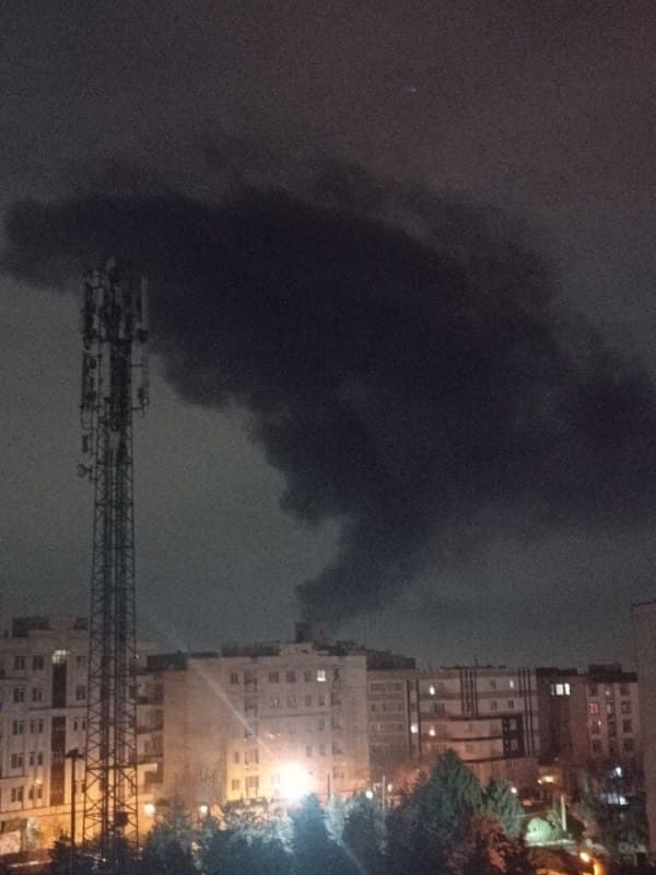 تصاویر دریافتی با پیام: 'غرب #تهران صدای ۵ ۶ تا انفجار آسمون سه چهار بار قرمز شد. ۲:۵۵ بامداد دوشنبه ۲۵ اسفند'
Vahid

📡 @VahidOnline