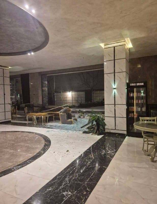 (⚠️خون) 'اکباتان #تهران، لباس شخصیها و نظامیان بلوکها رو داغون کردند و یکی رو هم به قصد کشت زدند. ۴ آبان' Vahid  📡 @VahidOnline