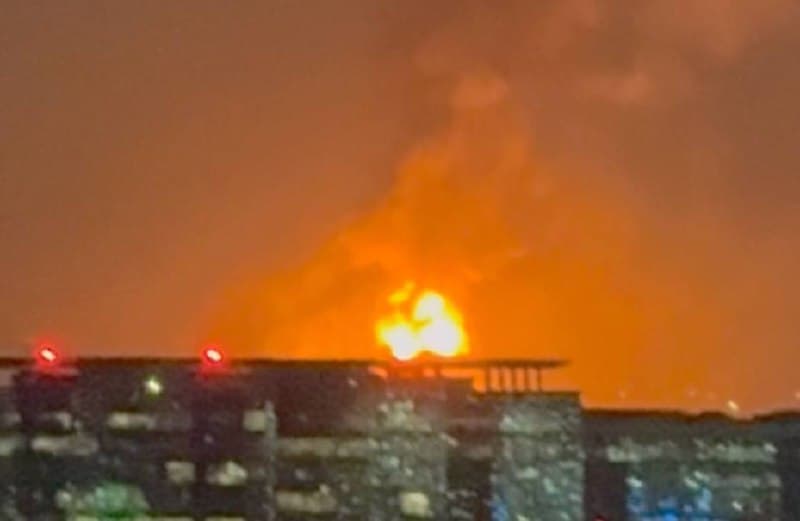 نیم ساعت پیش صدای انفجار توی دبی اومد و شیشه ها لرزید. سمت فرودگاه دبی زده شده و آتیشسوزی و دود دیده میشه. دوشنبه ۲۵ اسفند ماه 

مخزن سوخت فرودگاه زدن انگار

 @mamlekate