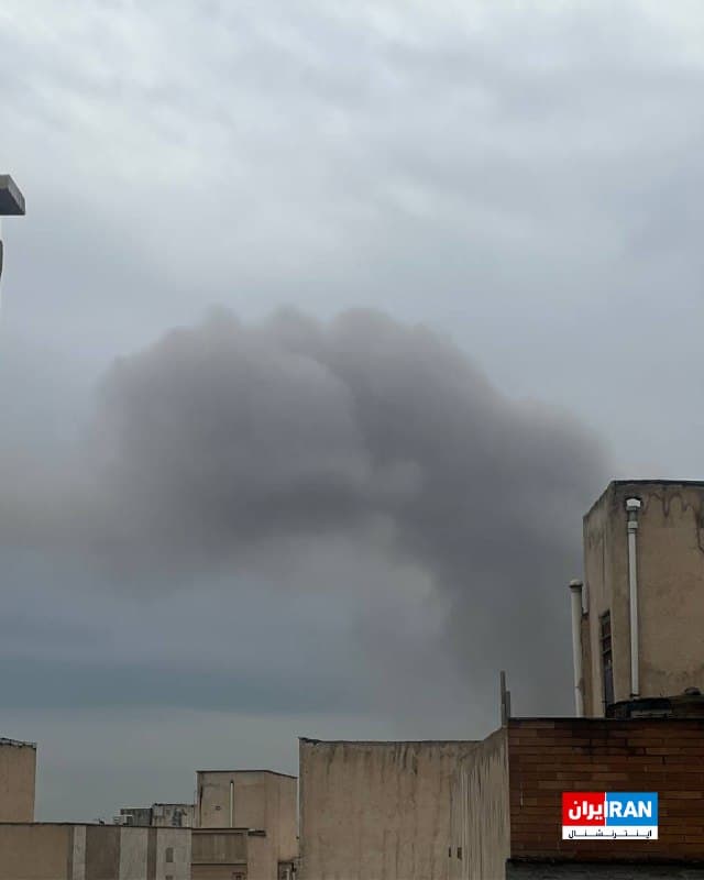 تصویر رسیده به ایراناینترنشنال در دوشنبه ۲۵ اسفند، دود ناشی از انفجار را در شرق تهران و حوالی میدان سپاه نشان میدهد.
🏁 🇬🇧 IranintlTV

🤖 @VahidOOnLine