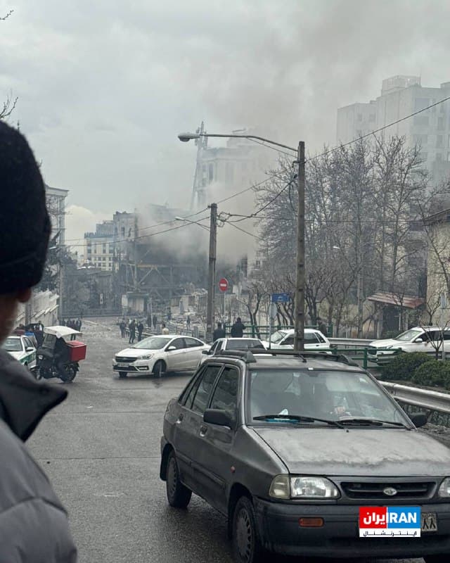 تصویر ارسالشده به ایراناینترنشنال، دود ناشی از انفجار کلانتری نیاوران تهران را در دوشنبه ۲۵ اسفند نشان میدهد.
🏁 🇬🇧 IranintlTV

🤖 @VahidOOnLine
