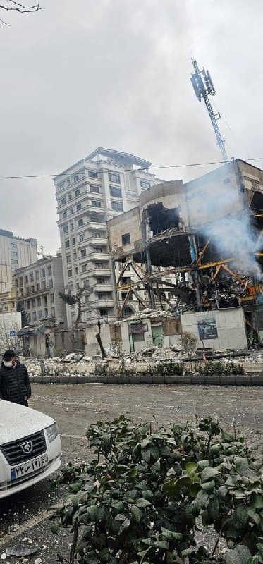 «دوشنبه ۲۵ اسفند ساعت ۱۲:۳۰ ظهر کلانتری نیاوران تهران رو زدن. شیشه های خونه خواهرم همه شکست و پدر دوستم هم بانک صادرات بغل کلانتری بود یه طرف بدنش بنده خدا بی حس شده و گوش چپشون نمی شنوه. منطقه یک تهران چند بمب پشت سر هم شنیده شد در این ساعت ها»

@mamlekate پست در ایکس