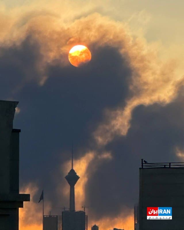 تصویر رسیده به ایراناینترنشنال، برج میلاد تهران را در احاطه دود ناشی از انفجارها نشان میدهد.
🏁 🇬🇧 IranintlTV

🤖 @VahidOOnLine
