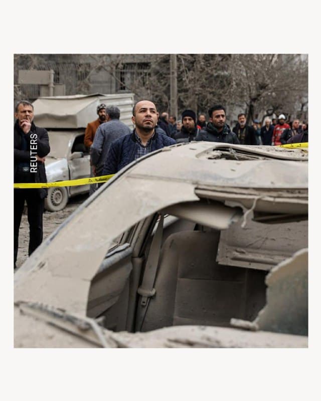 🔸 روز دوشنبه، ۲۵ اسفند، رسانههای داخلی خبر از جملات هوایی و  انفجار در برخی مناطق تهران خبر دادند.

🔸 بر اساس گزارشها در شبکههای اجتماعی نیز، شهروندان در نقاط مختلف تهران از شنیده شدن چندین انفجار شدید خبر دادند؛ انفجارهایی که در برخی مناطق با لرزش ساختمانها و شیشهها همراه بوده است.

🔸 در این گزارش تصاویری، خسارات وارد شده به ساختمانها در تهران در پی حملات هوایی آمریکا و اسرائیل دیده میشود.
🇺🇸 🇨🇿 RadioFarda

🤖 @VahidHeadline