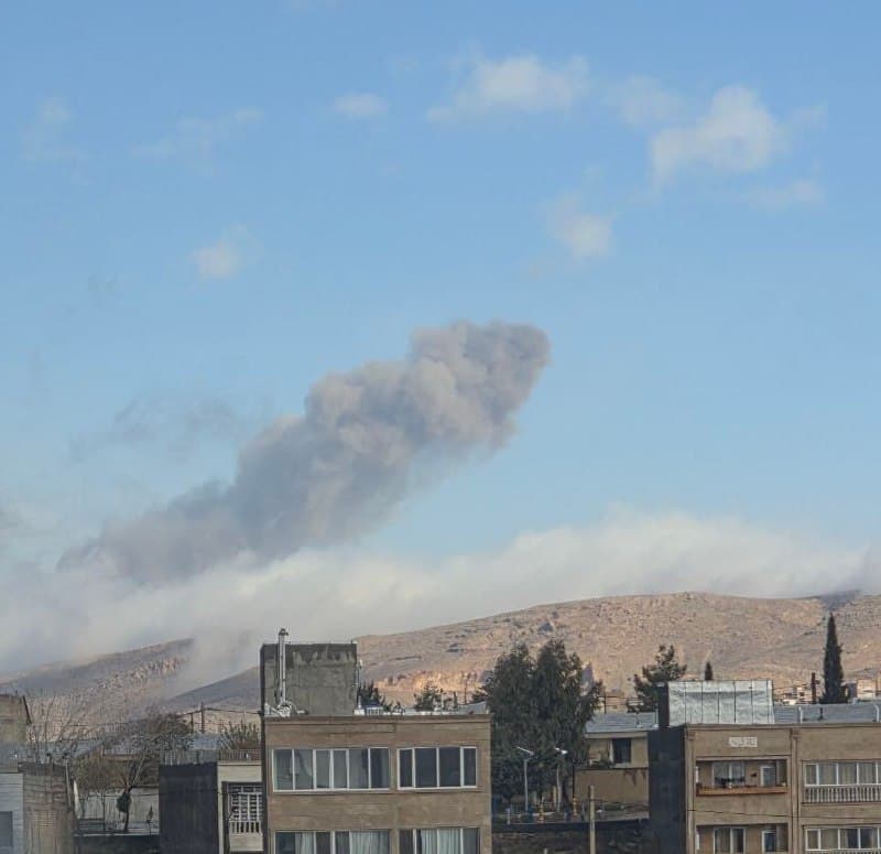 سهشنبه ۲۶ اسفند
(عکس سمت راست) شیرا صدرا طرفا شهرک صنعتی ملوسجان زدن.
(عکس سمت چپ) اینم پادگانه
ساعت ۷:۴۵
۳ مرتبه زد، یک بارم پایگاه طرفا جاده بیضا زد.

- شیراز از ساعت ۷ صبح روز ۲۶ اسفند، جنگندهها دارن با فاصله خیلی کم تو آسمون شیراز پرواز میکنن و نقاط مختلف رو میزنن. پایگاه هوایی شیراز رو زدن. همین الان بازم شیراز رو زدن ساعت ۷:۵۸ دقیقه.

- درود 
شیراز سهشنبه ۲۶ اسفند ساعت ۷:۲۰ دقیقه، جنگنده ها اومدن و تا الان ساعت ۷:۳۰ صدای ۷-۸ تا انفجار اومد.

- سلام امروز صبح بدجور داره شیرازو میزنه من صدرا هستم یه صدای انفجار ساعت 7:35 دقیقه اومد یه صدای انفجارم الان ساعت 7:58 دقیقه جایی که هستم کاملا عایق صوتی داره ولی این انفجارا جوری بود که خونه بدجور میلرزید و موج انفجار کامل مشخص بود از دهانه کولر، که برخورد میکرد به عایق.
من تو این چند وقتی که صدرام اینجور انفجاری نشنیده بودم.

- سلام. ۲۶ اسفند ۷:۳۵ و ۷:۵۵ دو تا موج انفجار مرودشت اومد کل در و پنجره ها لرزید.

@mamlekate