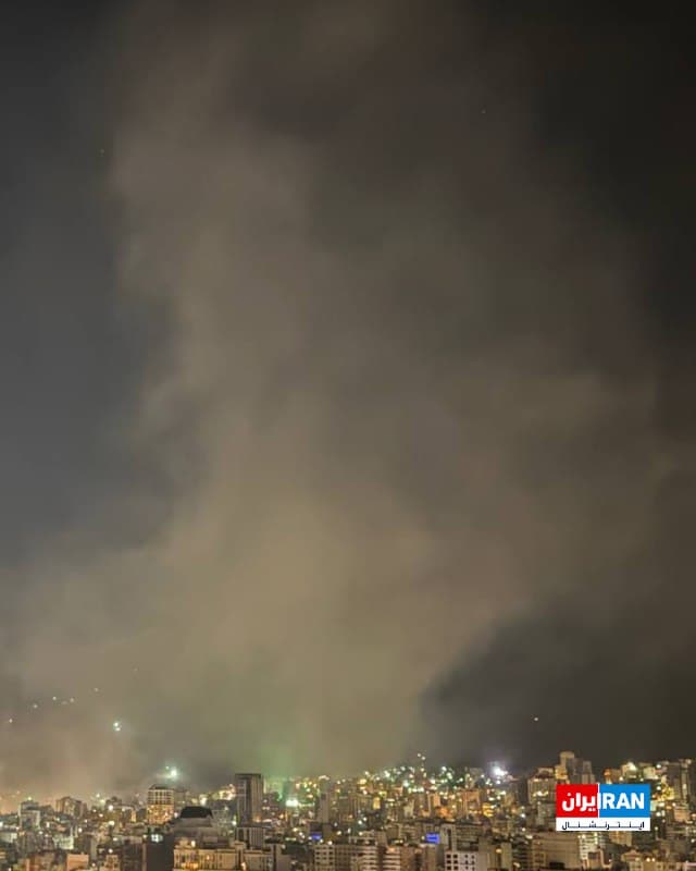 تصویر رسیده به ایراناینترنشنال، دود بزرگی را بر فراز شهر تهران پس از انفجارهای مهیب در بامداد سهشنبه ۲۶ اسفند نشان میدهد.
🏁 🇬🇧 IranintlTV

🤖 @VahidOOnLine