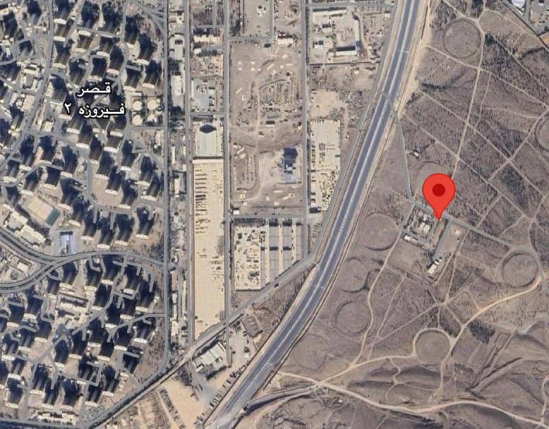 - تهران، حدود کلانتری مسعودیه میدون تره بار رو با سه تا موشک زدن ساعت ۳.۱۰ دقیقه اینطورا بود صداش خیلی خیلی وحشتناک بود در حدی که زمین زیر پام میلرزید. همین کلانتری شب ۱۸ ام مأمورا رفته بودن روی سقفش و تیر میزدن به سمت مردم.

+ خونه ما نزدیکه به کلانتری ۱۵۷ مسعودیه. دیشب موشک به کلانتری نخورده. به نقطه روی عکس خورده. ساعت ۳:۱۰ دقیقه اینجا با خاک یکی شد و یکسری خانه های سمت دستغیب ، شیشه ها کامل خورد شد. خودم اول گفتم کلانتری. بعد که رفتیم نزدیک این مکان که فرستادم، متوجه شدم همونی بود که چند روزه پدافند داره شلیک میکنه. پودر پودر شده بود.

@mamlekate