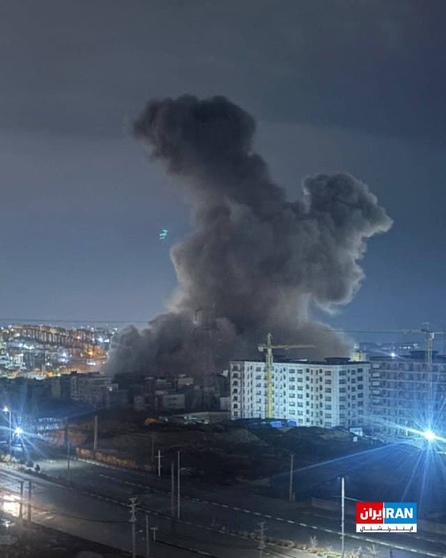 تصویر رسیده به ایراناینترنشنال، برخاستن دود شدیدی را از انفجار در فاز دو شهر پردیس در بامداد سهشنبه ۲۶ اسفند نشان میدهد.
🏁 🇬🇧 IranintlTV

🤖 @VahidOOnLine