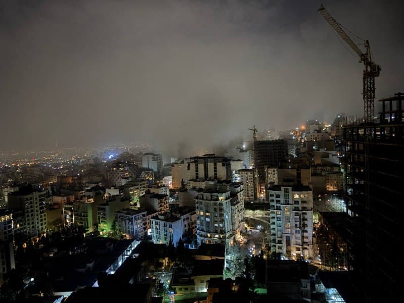 تصاویر دریافتی با شرح حمله 'سمت زعفرانیه #تهران'
در پیامهای دریافتی تاییدنشده میگن: 'جایی در خیابان ماکوییپور جنوبی هدف قرار گرفته.'
بامداد چهارشنبه ۲۷ اسفند
Vahid
پیامی هم داشتم که:  ماکویی پور جنوبی نبش تیموریان

ادعای تایید نشده درباره حوالی اینجا:
همسایه ها رفتن دیدن دقیقا ماکویی پور جنوبی اول کوچه تیموریان  پلاک ۹ بوده.

آپدیت:
یک پیام نقل کرده بودم که میگفت از صدمتری فقط لرزش پنجرهها حس شد ولی بعدش چند پیام دیگر گرفتم که نوشته بودند نه شدید بوده و شیشهها ریخته و...
پیام دریافتی: این منطقه پر برجه و ساختمونای بلند. موج انفجار و میگیرن یه مقدار. خونه ما دقیقا ۴ پلاک فاصله داره با سر تیموریان. ولی بین ما و محل انفجار  ۲ ساختمون بلند هست که یکیش برج بهشته. به خاطر همین گزارشای ضد ونقیض میدن آدمای مختلف. اونایی که بینشون و انفجار ساختمونای کمتری بوده بیشتر آسیب دیدن و موجانفجار بیشتر تاثیر داشته

آپدیت:
بنا بر چند پیام مخلف عکس دوم بالا احتمالا مربوط به ماکوییپور جنوبی نیست و به انفجار دیگری مربوطه.
یکی نوشته احتمالا جایی بین خیابان ۱۱ و ۱۳ ولنجک باشه.
آپدیت:
پیام دریافتی: مامانم الان ۳:۴۵ به وقت تهران از دهم ولنجک گفت اینجا اکیه، احتمالا دورتره. 

📡 @VahidOnline