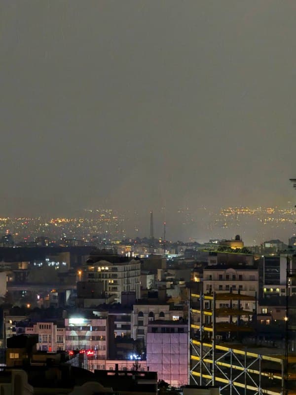 عکس از 'عباسآباد #تهران'
چهارشنبه ۲۷ اسفند
Vahid

پیامهای دریافتی تایید نشده و بررسی نشده رو با بقیه شریک میشم که هرکدوم به دلیلی ممکنه نادرست باشند:

اقا وحید همین الان تهران صدای مهیب اومد

23:27 جنگنده ها از آسمان کرج گذشتند

۱۱:۲۷ سیدخندان ۳ تا موشک زدن

انفجار شدید شرق تهران ۱۱:۲۷

ساعت ۲۳:۲۷ امشب ۲۷ اسفند الان از نارمک شنیدم یه صدای انفجار حالتی که یه جایی تخریب بشه، همچین صدایی اومد


محدوده نیلوفر تهران، صدای شبیه پهباد و بعدش صدای انفجار
به نظر نزدیک بود، خونه هم لرزید ولی یدونه بود فقط


آقا الان شرق تهران یه صدا انفجار شدید اومد ولی یه مقدار دور بود

23:28
محله مهران خواجه عبدلله انصاری
یه جوری زد که خونه لرزید
خیلی نزدیک بود خیلی

سلام حدود دو دقیقه پیش صدای انفجار خیلی زیادی اومد سمت نارمک تهران. موجش زیاد بود.

ساعت ۲۳:۳۰  جنت اباد مرکزی صدای انفجار، ولی نمیشه گفت خییلی نزدیک بود

جنت اباد صدای چند انفجار شدید ۲۲:۲۲

شهرک اکباتان ساعت 23:30 صدای چهار یا پنج انفجار سنگین. از سمت فرودگاه نبود از غرب بود


ساعت ۲۳:۲۵  فکنم ساختمان دیپلماتیک سر پناهی نیا رو زدن

اقا وحید سمت آرژانتین یه انفجار شبیه زلزله حس شد
برعکس همیشه صداش کم بود اما لرزشش خیلییی زیاد بود
تمام پنجره ها میلرزید

وحید از صادقیه صدای انفجار اومد خیلی دور بود ولی 23:29

از جنت اباد الان صدای انفجار زیاد شنیدیم ۱۱:۳۱ شب

جنت اباد جنوبی ۲۳:۳۰ صدای جنگنده و سه تا انفجار مهیب
لرزش شیشه های خونه

سه تا صدای انفجار مهیب اومد ساعت 23:27 سمت غرب تهران

سیدخندان نزدیک پل سیدخندان ٫ یک انفجار شدید شیشه ها لرزید . ۱۱.۳۰

سلام صدای انفجار از سعادت اباد شنیده شد ساعت ۲۳:۲۷

محدوده باغ فیض صدای انفجار و ریختن ساختمون اومد اما قبلش صدا جنگنده نبود

سلام ما صومعه سراییم با فومن ۲۰ دقیقه فاصله داره یجوری اونجارو زد صداش تا اینجا اومد

سلام انفجار از جوادیه جنوب تهران پایگاه بسیج ۲۳:۳۰

ما وسط یوسف ابادیم ۱۱:۱۰ صدای بزرگی اومد که پنجره لرزید و صداش هم شبیه انفجار بود

الان با خالم تلفنی حرف می زدیم ولنجکه یهو صدای انفجار اومد

شهریار سه تا صدای وحشتناک اومد
الان ساعت ۲۳:۳۰

سیدخندان ۲۰۰ متر بالاتر ازپل توی شریعتی 
و خیابان سروش قبل از سید خندان رو همزمان زد.  ساعت ۲۳:۳۰

آقا الان شرق تهران یه صدا انفجار شدید اومد ولی یه مقدار دور بود
ساعت ۱۱ و ۲۵ صدا اومد
الانم شرق صدا پدافند میاد


صدای چند انفجار از ورامین حوالی ساعت ٢٣:٣٠ اومد.

ما سیاهکلیم ( گیلان ) چند بار خونه لرزید
البته صدای عجیبی نبود و احتمال میدم بخاطر زدن انزلی باشه

شهریار رو زد صداش اومد

 ما سمت زنجانیم صدای جنگنده ها شنیدیم از اینجا که انگار با سرعت بیشتر و تعداد بالاتر و ارتفاع کمتر داشتن به سمت شرق کشور میرفتن ساعت ۲۳:۱۷

📡 @VahidOnline