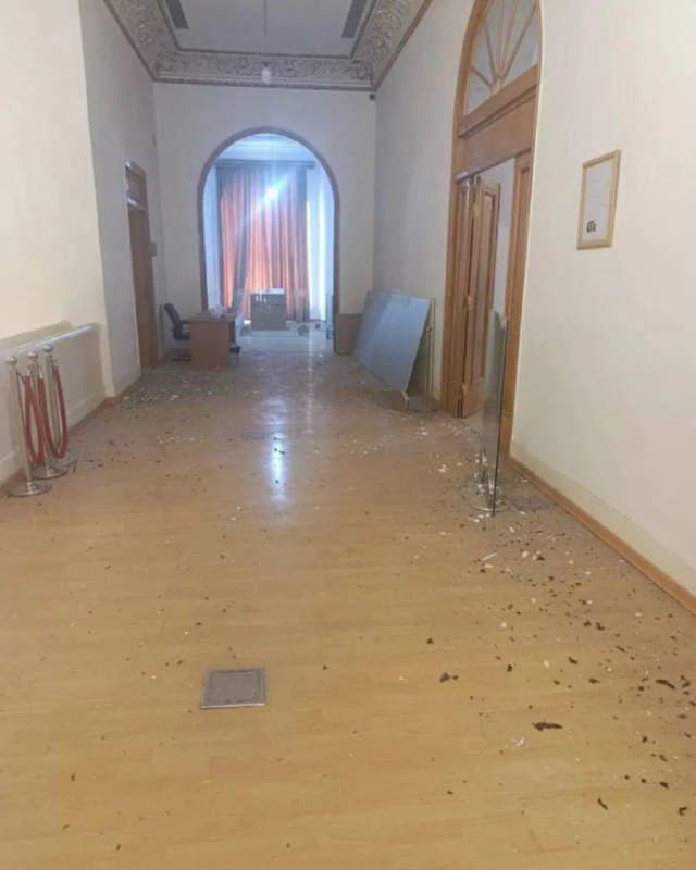 🔸 بر اساس تصاویر منتشرشده در رسانههای داخلی، در پی حملات هوایی آمریکا و اسرائیل در بامداد سهشنبه ۲۶ اسفند ۱۴۰۴، سه بنای تاریخی در مجموعه سعدآباد دچار آسیبهای قابلتوجهی شدهاند. کاخ سبز، موزه برادران امیدوار و کوشک (عمارت والی) در اثر موج انفجارها با خسارتهایی در بخشهای سازهای و دیوارهای خود روبهرو شدهاند.
🇺🇸 🇨🇿 RadioFarda

🤖 @VahidHeadline