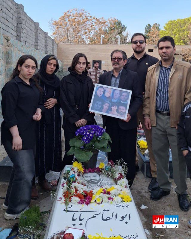 تصویر رسیده به ایراناینترنشنال، حضور خانواده جاویدنام ابوالقاسم بابایی را در آخرین پنجشنبه سال بر سر مزار او در وحیدیه شهریار نشان میدهد.
بابایی، شامگاه ۱۹ دیماه هدف گلولههای ماموران قرار گرفت و کشته شد.
🏁 🇬🇧 IranintlTV

🤖 @VahidOOnLine