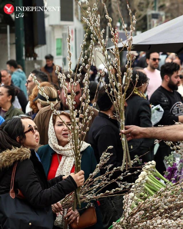 ♦️خبرگزاری فرانسه تصاویری از حالوهوای بازار تجریش در آستانه نوروز منتشر کرده است.

در این تصاویر، شهروندان در حال خرید گل و تدارک برای سال نو دیده میشوند؛ درحالیکه ایران امسال، پس از نزدیک به چهار دهه، نوروز را در شرایط جنگی تجربه میکند.
باوجود ادامه درگیریها و حملات گسترده در نقاط مختلف کشور، نشانههایی از حالوهوای نوروزی همچنان در بازار تجریش تهران دیده میشود و رفتوآمد مردم برای خریدهای شب عید ادامه دارد.

درگیریها از در ۹ اسفند ۱۴۰۴ با حملات آمریکا و اسرائیل به ایران آغاز شد و به دنبال آن، جمهوری اسلامی نیز با حمله به اهدافی در اسرائیل و برخی کشورهای منطقه واکنش نشان داد؛ وضعیتی که به گسترش جنگ در سطح منطقه انجامیده است.
🇸🇦  Indypersian

🤖 @VahidOOnLine
