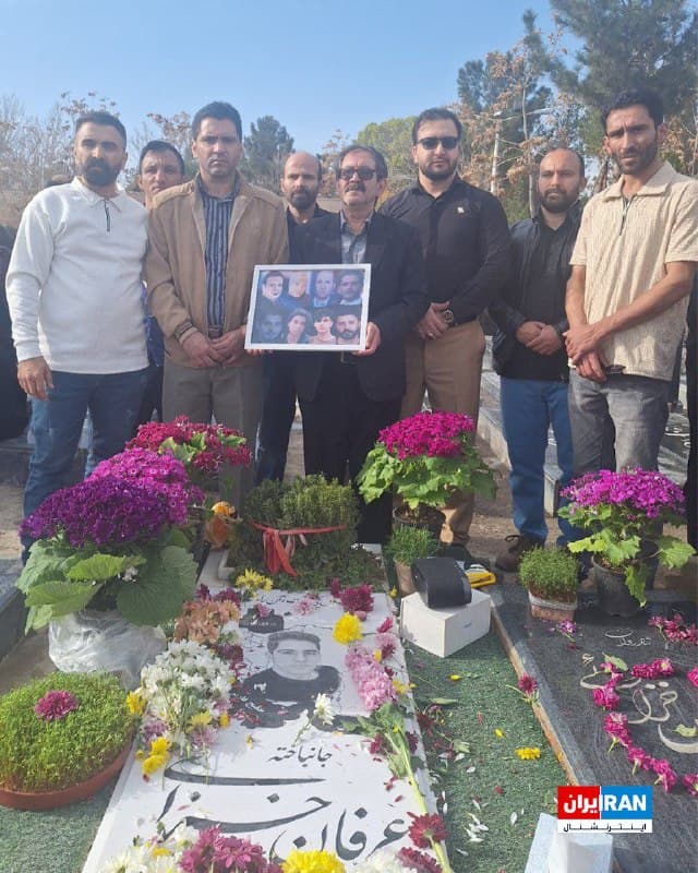 تصویر رسیده به ایراناینترنشنال، حضور خانواده عرفان خزایی، معترض کشتهشده در خیزش مهسا را در آخرین پنجشنبه سال بر سر مزار او در وحیدیه شهریار نشان میدهد.
عرفان خزایی، ۳۰ شهریور ۱۴۰۱ در شهریار مورد اصابت گلوله قرار گرفت.
🏁 🇬🇧 IranintlTV

🤖 @VahidOOnLine