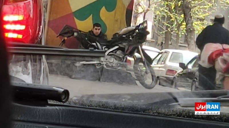 تصویر رسیده به ایراناینترنشنال، یک مامور بسیجی را در تهران نشان میدهد که شامگاه پنجشنبه ۲۸ اسفند از ترس حمله پهپادهای اسرائیل زیر یک پل پناه گرفته است.
🏁 🇬🇧 IranintlTV

🤖 @VahidOOnLine