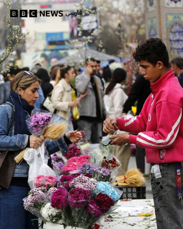 🔻سال ۱۴۰۴ در آستانه به پایان رسیدن و فردا روز نوروز است. مردم ایران اما امسال زیر سایه جنگ به پیشواز نوروز میروند. 

جنگ آمریکا و اسرائیل با ایران از نهم اسفند امسال شروع شد و همچنان ادامه دارد. با گذشت ۲۰ روز از شروع جنگ، بمبارانهای بسیار در شهرهای مختلف ایران و نگرانیها از ادامه یافتن جنگ و عواقب آن مردم ایران به استقبال جشن نوروز و سال نو رفتند و در عکسها میشود دید که مشغول خرید اقلام مختلف برای برپایی سفره هفتسین و تدارکات نوروز هستند. 

آلبوم را ورق بزنید و حال و هوای ایران را در روز قبل سال نو ببینید.

📷 AFP via Getty Images
🇬🇧 BBCPersian

🤖 @VahidHeadline