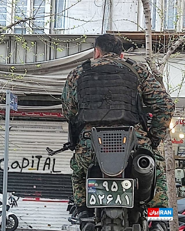 تصویر رسیده به ایراناینترنشنال گشت موتوری مسلح جمهوری اسلامی را در محدوده پل حافظ تهران در شامگاه پنجشنبه ۲۸ اسفند نشان میدهد.
🏁 🇬🇧 IranintlTV

🤖 @VahidOOnLine