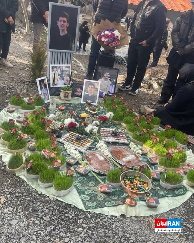 تصویر رسیده به ایراناینترنشنال چیدن سفره هفتسین را بر مزار جاویدنام آرین نباتی نشان میدهد.
آرین نباتی، ۱۸ ساله، در بولوار پیروزی تهران با شلیک گلوله کشته شد.
🏁 🇬🇧 IranintlTV

🤖 @VahidOOnLine