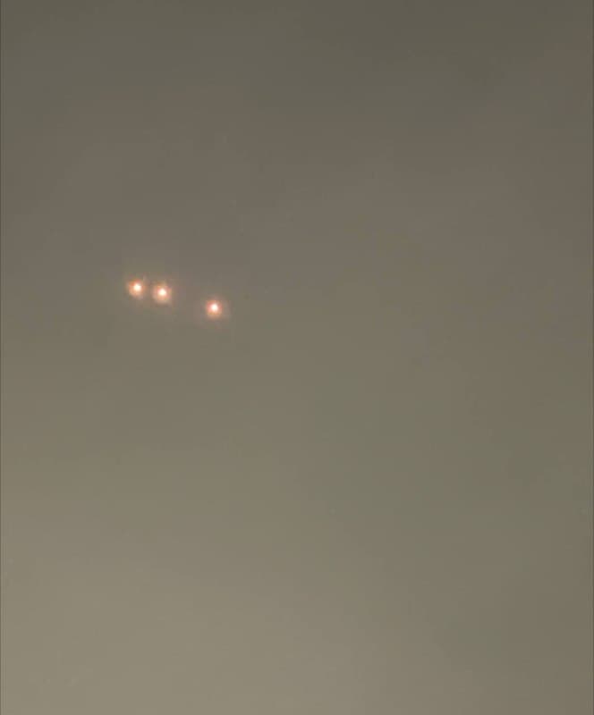 پیامهای دریافتی تایید نشده و بررسی نشده رو به محض دریافت با بقیه شریک میشم. هر کدوم ممکنه درست یا کاملا نادرست باشند:

صدای ممتد پدافند و فکر کنم انفجار، غرب تهران ساعت ۱۲:۱۷ ۲۹ام اسفند

صدای انفجار پهباد و شلیک پدافند سمت امام خمینی و جیحون ۱۲:۲۶

صدای پدافند میاد ولی انفجار نه منطقه 17 ساعت 00:25

ساعت ۱۲:۲۸ بامداد جمعه
صدای چند انفجار مهیب و فعالیت شدید پدافند سمت امیراباد شمالی


ساعت ۰۰:۲۹ صدای انفجار و پدافند سمت یوسف آباد تهران

درود،میدون ولیعصر،حملات پهبادی.

تهران مرکز شهر
صدا پدافند بعد چندتا انفجار از دور


۰۰.۲۸ اسفند ۲۹
سمت بهشتی مطهری صدای پدافند چند بار.صدا نزدیک بود


همین الان صدای ضد هوایی در غرب تهران
صدای یک الی دو انفجار بینش اومد

صدای ممتد پدافند و فکر کنم انفجار، غرب تهران ساعت ۱۲:۱۷ ۲۹ام اسفند

صدای شلیک هم به این صدا اضافه شد

00:27 صدای جت و انفجار شهرک غرب شنیده شد ولی دور بود

00:30 صدای پدافند شهرک غرب شنیده شد

ساعت ۰:۲۹ یوسف آباد. صدای پدافند اومد یه جور عجیبی بود، ادامه هم نداشت شبیه دو تا صدای عمیق بود.
۰:۳۰ پدافندا ادامه دار شده نمیدونم به کجا دارن شلیک میکنن.

ساعت ۰۰:۲۰ (یوسف آباد) خیلی صدای انفجار از نزدیک اومد

ساعت ۱۲:۳۰ شب
تهران ستارخان نیایش 
۵ دقیقه ای هست که مدام صدای انفجار  میاد

وحید ستارخان صدا انفحار پیاپی و پدافند

جنوب شرق تهران صدا مياد

وحید صدای جنگنده و صدای پدافند از ساعت ۱۲.۲۸ تا الان داره میاد

شیخ بهایی ضد هوایی تا حالا صداش انقدر نزدیک نبود

صدای پدافند از دور، محدوده سیدخندان

 امشب صدای انفجار دور میاد از سمت مهراباد.

صداها شروع شد من شهرک غربم اما از سمت جنوب و غرب صدا میاد

صدای پدافند و انفجار سمت هاشمی - یادگار امام - دامپزشکی 
ساعت ۰۰:۳۰

پدافند سمت وزارت کشور برای چندثانیه فعال بود. صداهای گرومپ از دور میاد.
۱۲:۳۱

سمت یوسف اباد میدون کلانتری. صدای چنتا موشک انگار اومد. پدافند داره کار میکنه

ساعت ۱۲:۲۳ دقیقه بامداد ۲۹ام سمت یادگار امام جنوب و خیابون امام خمینی صدای انفجار و تیراندازی و بعدش هم پدافند…
بلافاصله اینترنتی که دارم ضعیف شد.
ساعت ۱۲:۳۳ دقیقه هم موج جدید تیراندازی و پدافند شروع شد.

۱۲.۳۴ دقیقه صدای جنگنده و پدافند مرکز شهر انقلاب

تا به حال صدای پدافند از اول این جنگ اینقدر طولانی نبوده. همیشه نهایت یکی دوتا تق میکرد.

ساعت ۲۴:۳۰ امیرآباد صدا خیلی زیاد پدافند میاد هیچ شبی انقدر درگیر نبودن پدافندها.

۱۲:۳۰ ستارخان تهرانویلا
پدافند چند دقیقهای هست فعاله
صدای یکی دوتا انفجار از دور اومد

یوسف اباد امروز فقط ضد هوایی/پدافند خالی بود.. هیچی نزده صدای هیچی دیگه هم نمیاد
📡 @VahidOnline