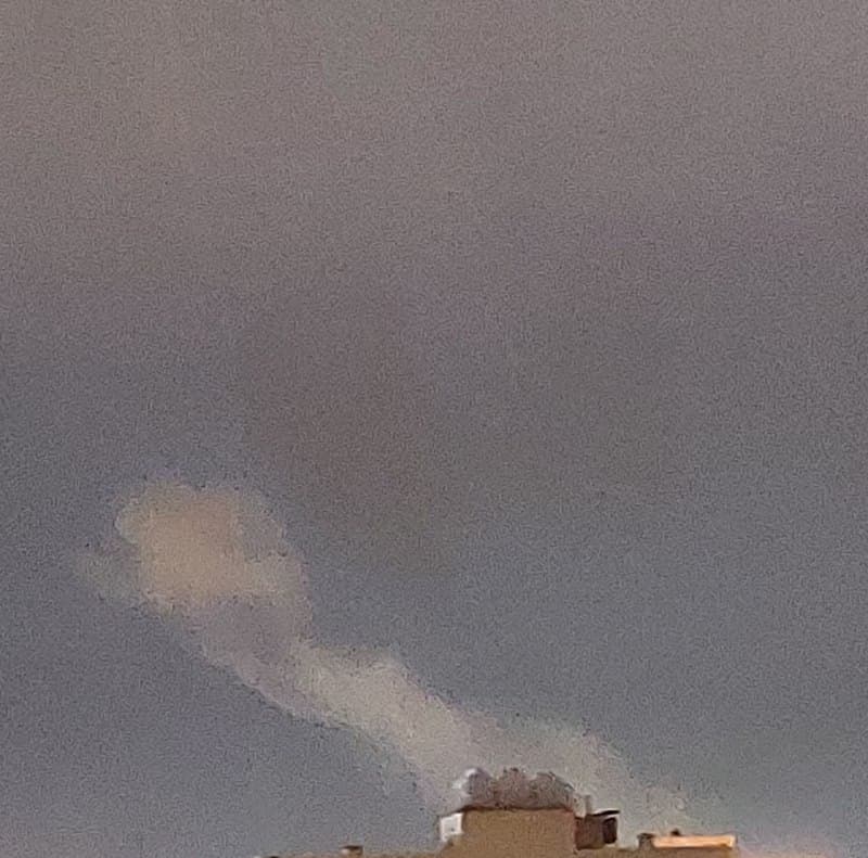 عکس از سمت مرداویج اصفهان
پیامهای دریافتی تایید نشده و بررسی نشده رو به محض دریافت با بقیه شریک میشم. هر کدوم ممکنه درست یا کاملا نادرست باشند:

الان ۱:۳۸ اصفهان: لانچ موشک در دو موج بلافاصله ۴-۵ دقیقهای صورت گرفت.

ساعت ۱:۵۲ اصفهان همین الان خیلی بد جنوب شهر سمت کوه صفه رو زد
صدای انفجار شدید اصفهان

اصفهان صدای دو انفجار
سلام وحید جان الان اصفهانو زد ما جنوب اصفهانم صداش نزدیک بود

صدای بسیار نزدیک عبور جنگندهها
جنوب اصفهان 1:50 تا 1:55 بامداد 
هنوزم میاد اما دور شدن 29 اسفند
دود سمت پلیس راه اصفهان-شیراز (خیلی دوره موقعیت دقیقشو مطمئن نیستم)

اصفهان ۱:۵۰ سمت هوانیروز فک کنم صدا بم بود 

معه ۲۹ اسفند ۱۴۰۴ اصفهان
فکر میکنم مجددا یاهوانیروز رو زد یا صفه
بعد از دوروز آروم بودن اصفهان
الانم صدای جنگنده شروع شد
اول زد و بعدم اومد پایین فکر کنم

صدای بسیار نزدیک عبور جنگندهها
جنوب اصفهان 1:50 تا 1:55 بامداد 
هنوزم میاد اما دور شدن 29 اسفند
دود سمت پلیس راه اصفهان-شیراز (خیلی دوره موقعیت دقیقشو مطمئن نیستم)

اصفهان ۱:۵۰ سمت هوانیروز فک کنم صدا بم بود 


جمعه ۲۹ اسفند ۱۴۰۴ اصفهان
فکر میکنم مجددا یاهوانیروز رو زد یا صفه
بعد از دوروز آروم بودن اصفهان
الانم صدای جنگنده شروع شد
اول زد و بعدم اومد پایین فکر کنم


اصفهان 29 اسفند ساعت 1/50 دقیقه صدای هواپیما میاد و مجدد پادگان هوانیروز سپاه را بد زدند (روبروی تکیه شهدا )
من نزدیکم پنچره و شیشه ها بشدت لرزید

سلام وحید من از استان بوشهر  برازجان هستم اینجا امشب با b1 ی بمب خیلی سنگین انداختن تو زاغه مهمات و موشکی زیر زمینی توی کوه 
صداش وحشتناک بود جوری ک تا ۴۰کیلومتری اونجا میلرزید شیشه ها

صدای انفجارِ شدید ساعت ۱:۵۳  سمتِ جنوب اصفهان

تبریز باغمیشه ۰۱:۳۵ صدایی شبیه ریختن تیرآهن روی هم اومد اما خیلی بلندتر و شدید تر که کل محله بیدار شدن ولی نمیدونیم کجاس. صدای انفجار نبود

مجددا صدای دو انفجار اصفهان اینبار فاصلش بیشتر بود

صدای جنگنده، صدای یک یا دو انفجار خیلی دور

اصفهان:  ۱:۴۸ و ۱:۵۱ مجدد موشک لانچ شد.
از ۱:۵۲ صدای جنگنده و دقیقاً ۱:۵۲ دو انفجار دیگر
و تا ۵ دقیقه بعد صدا جنگنده در آسمون بود
و راس ۲:۰۰ دو انفجار خیلی دور

📡 @VahidOnline