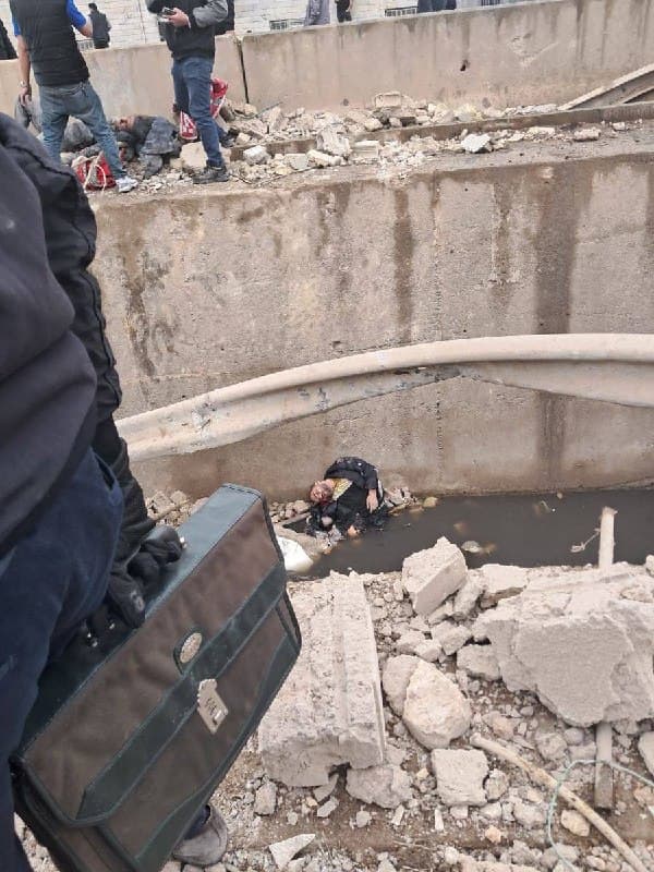 « آخونده نصف شده  افتاده تو کانال
اتوبان باقری  ظهر دوشنبه ۲۵ اسفند »


[ممکنه لباس درجهدار نیروی انتظامی هم باشه. جمله بالا نقلقوله]

@mamlekate پست در ایکس