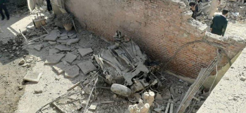 «درود دیروز دورود رو زدن. چهارشنبه یعنی ۲۷ اسفند. یک دانشمند مزدورود هوا فضا به نام فرید خدایی در منطقه مسکونی پنهان شده بود که در اثر این حمله کشته شد. هیچ خبرگزاریای یا پیجهایی همچون شما این خبر رو منتشر نکردن. متاسفانه ۱۲ غیر نظامی هم کشته شدن. این کوچه یه بافت قدیمی با مردمی سر به زیر و آرومه. دو تا خونه رو دو سر کوچه زدن که هر دو متعلق به خانواده خدایی بودن. چند نفر مهم دیگه هم با خدایی کشته شدن که مشخص نیست چه کسانی بودن»

@mamlekate پست در ایکس