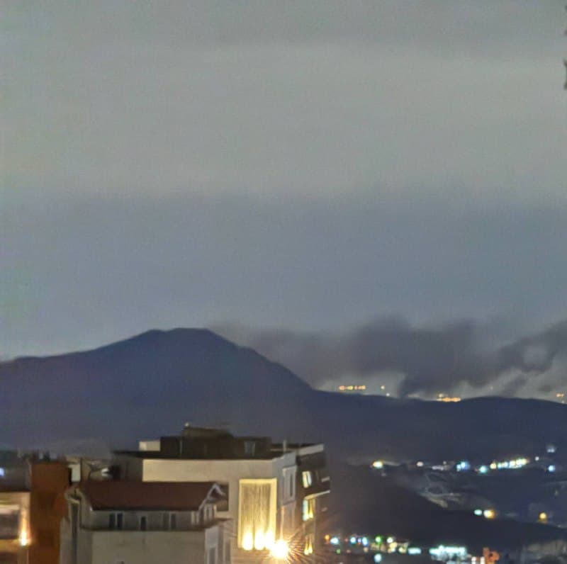 دود انفجارهای 'حمله به پارچین #تهران از دید رودهن'
عکس دریافتی، جمعه ۲۹ اسفند
Vahid

📡 @VahidOnline