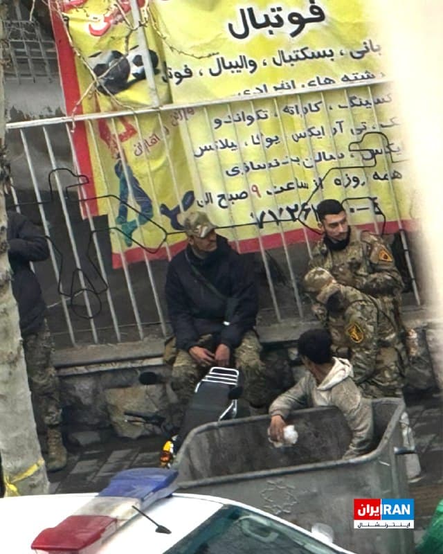 تصویر رسیده به ایراناینترنشنال، ماموران بسیجی را در تهران نشان میدهد که با ازبین رفتن مقرهایشان و از ترس پهپادهای اسرائیل، کنار خیابان نشستهاند.
🏁 🇬🇧 IranintlTV

🤖 @VahidOOnLine