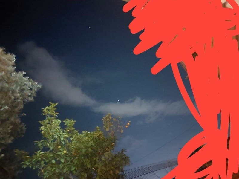 پیامهای دریافتی بررسی نشده و تاییدنشده که ممکنه درست یا نادرست باشند:


یزد، در واقع تفت، صدا و موج انفجار ۲۰:۵۵ جمعه ۲۹ اسفند

وحید شهرستان محلات
ساعت 8:57 صدای جنگنده اومد.
معمولا بعدش اصفهان یا کاشان رو میزنن.


صدای انفجار وحشتناک اصفهان ۹:۰۸
تا به حال چنین نشنیده بودم

۹:۰۹ سمت جنوب اصفهان صدای دو انفجار پشت هم.

سمت سه راه سیمین اصفهان دو تا صدای بوم محکم اومد
نمیدونیم هنوز کجا زدن چی شده
میگن ورودی اصفهان سمت فلاورجان زدن. مطمئن نیستم


 اصفهان دو تا انفجار سنگین در حدی که شیشه های منزل لرزید ساعت 21:09 جمعه - 29 اسفند

اصفهان انقدر وحشتاک دوتا انفجار شد که ما همینطور میلرزیدیم سمت قائمیه شیشه هامون ترک جزئی خورد اما خیلی وحشتناک بود و نزدیک

اصفهان حدود ساعت ۹:۱۰ دقیقه جنوبش رو زدن، صدای جنگنده نیومد
میگن دکل مخابراتی سپاه سر خیابون قائمیه هدف بوده

-حدود ۲۱:۱۸ بلوار کشاورز خیابون قائمیه آگاهی اصفهانو زدن

- روی این کوه [مختصات] یه پایگاه هست و نیرو میره و میاد و کامل بستنش ، ازش دود میومد و یهو ازش موتور و ماشین مشکی اومد پایین.
پلیس آگاهی مرکزی اصفهان هم همونجا توی قائمیه است. اداره نظام وظیفه هم بالاتر از آگاهی.
یکی از این سه تا بود، همه میگن قائمیه، دوتا لوکیشن اخر مراکز قائمیه بودن که هنوز نزده بودن الان یسریا میگن همونجاها بوده
📡 @VahidOnline